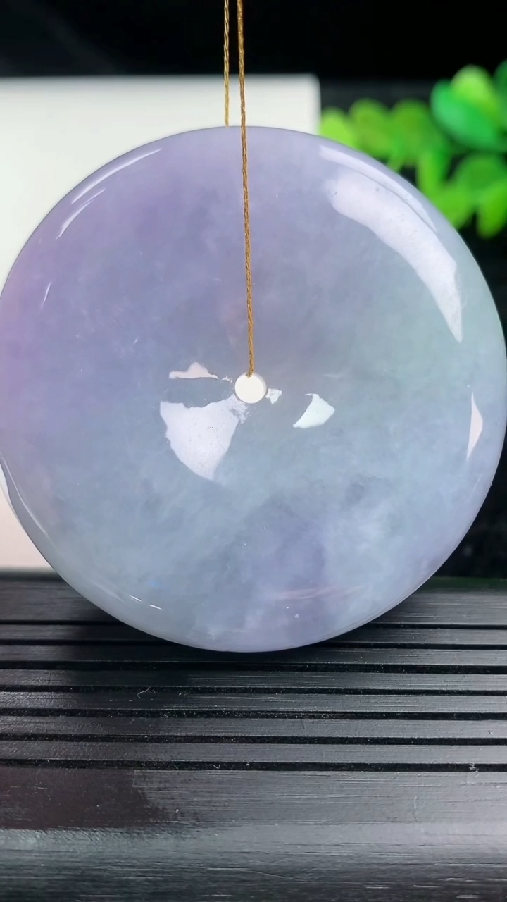 天然A货翡翠春带彩 紫罗兰平安扣吊坠尺寸51.5-11.9重量:71.73g
3月14日