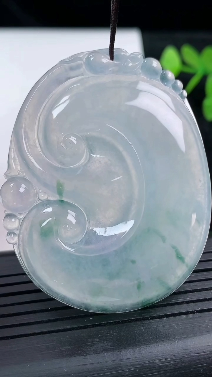 天然A货翡翠种飘花如意吊坠尺寸54.6-44.7-5.5重量:25.56g
3月14日