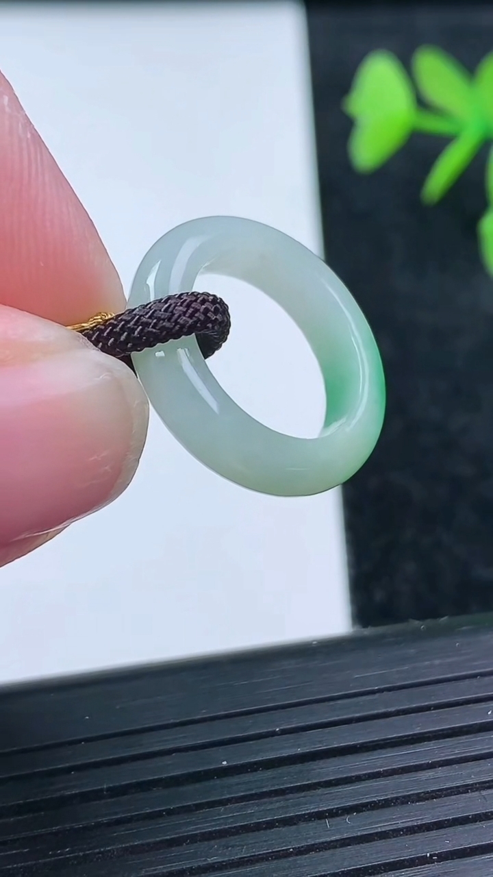 天然A货翡翠指环戒指尺寸14.5-4.4-3.2重量:2.51g2026年3月14日
工厂直销收藏佳品,种好水足，色泽均匀，有种有色，上手高大气！