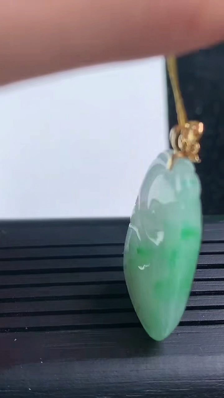 天然A货翡翠如意吊坠尺寸27.6-17.5-4.3重量:4.77g
3月14日