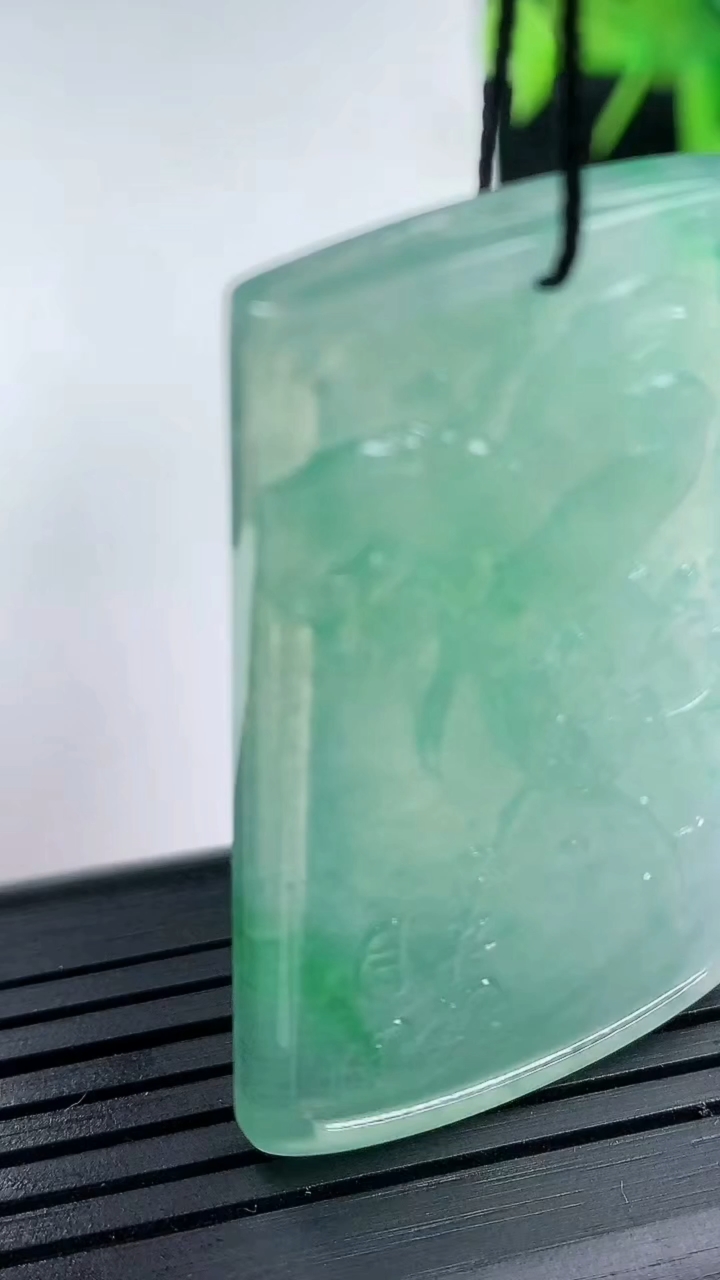 天然A货翡翠鸟语花香吊坠尺寸46.1-28.3-4.1重量:13.1g
3月14日