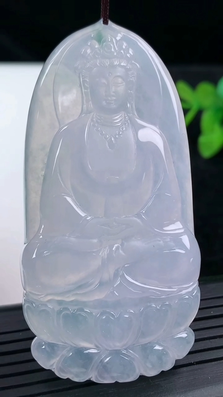 天然A货翡翠种飘花观音菩萨吊坠尺寸71.5-36-6重量:34.19g
3月14日