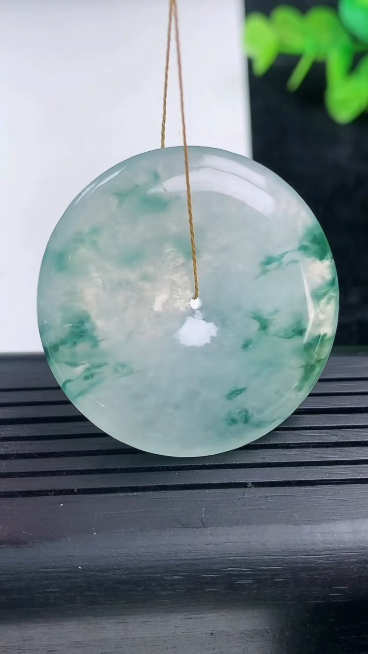 天然A货翡翠种飘花平安扣吊坠尺寸36.6-5.6重量:17.29g
3月14日