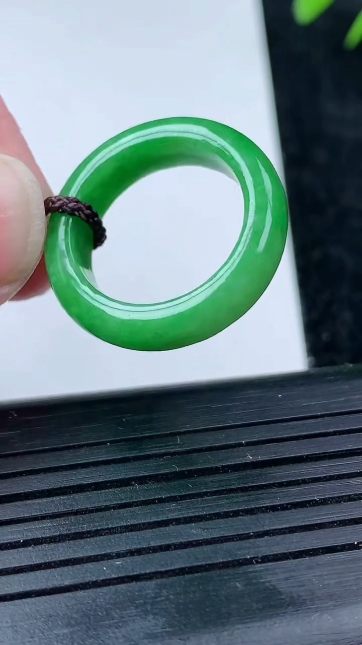 天然A货翡翠指环戒指尺寸17.3-5.4-3.3重量:3.90g2026年3月14日
工厂直销收藏佳品,种好水足，色泽均匀，有种有色，上手高大气！