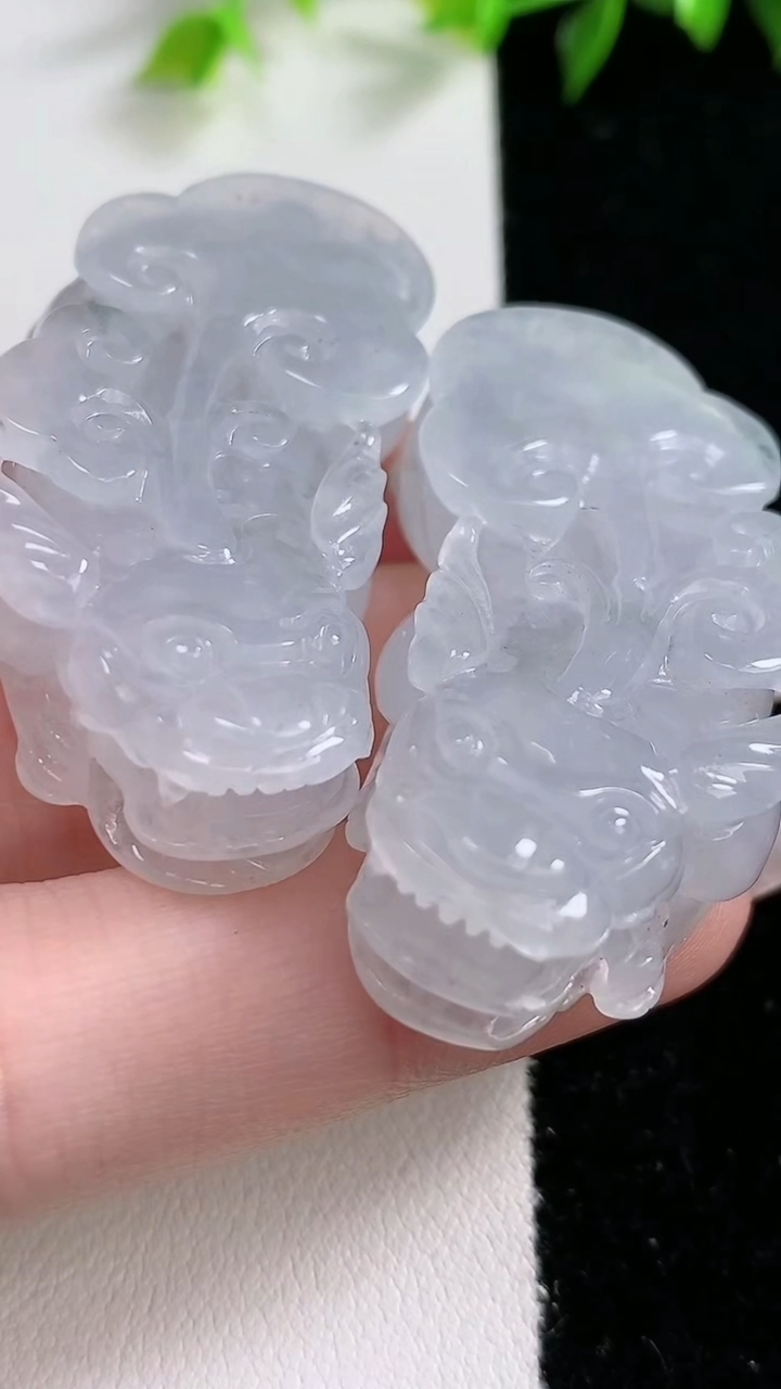 天然A货翡翠貔貅吊坠一对，尺寸46.1-22.8-12.8/45.8-23-12.8，重:27.66g
3月14日