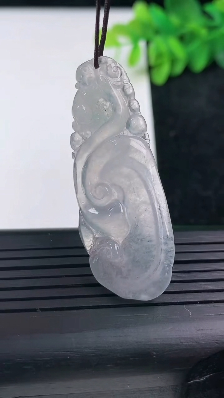 天然A货翡翠如意吊坠尺寸48.9-19.1-4.5重量:.7.49g
3月14日