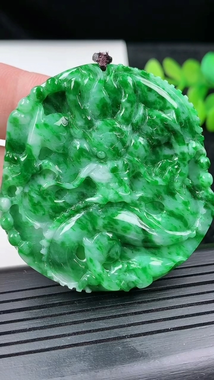 天然A货翡翠龙牌吊坠尺寸50.4-47.6-5.6重量:31.03g
3月14日