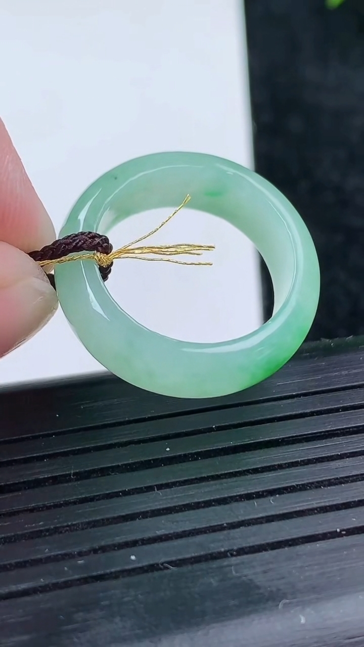 天然A货翡翠指环戒指尺寸17.8-6.6-3.1重量:4.20g2026年3月14日
工厂直销收藏佳品,种好水足，色泽均匀，有种有色，上手高大气！