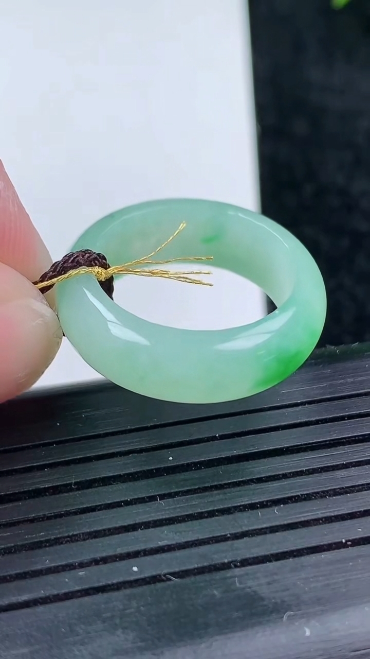 天然A货翡翠指环戒指尺寸17.8-6.6-3.1重量:4.20g2026年3月14日
工厂直销收藏佳品,种好水足，色泽均匀，有种有色，上手高大气！