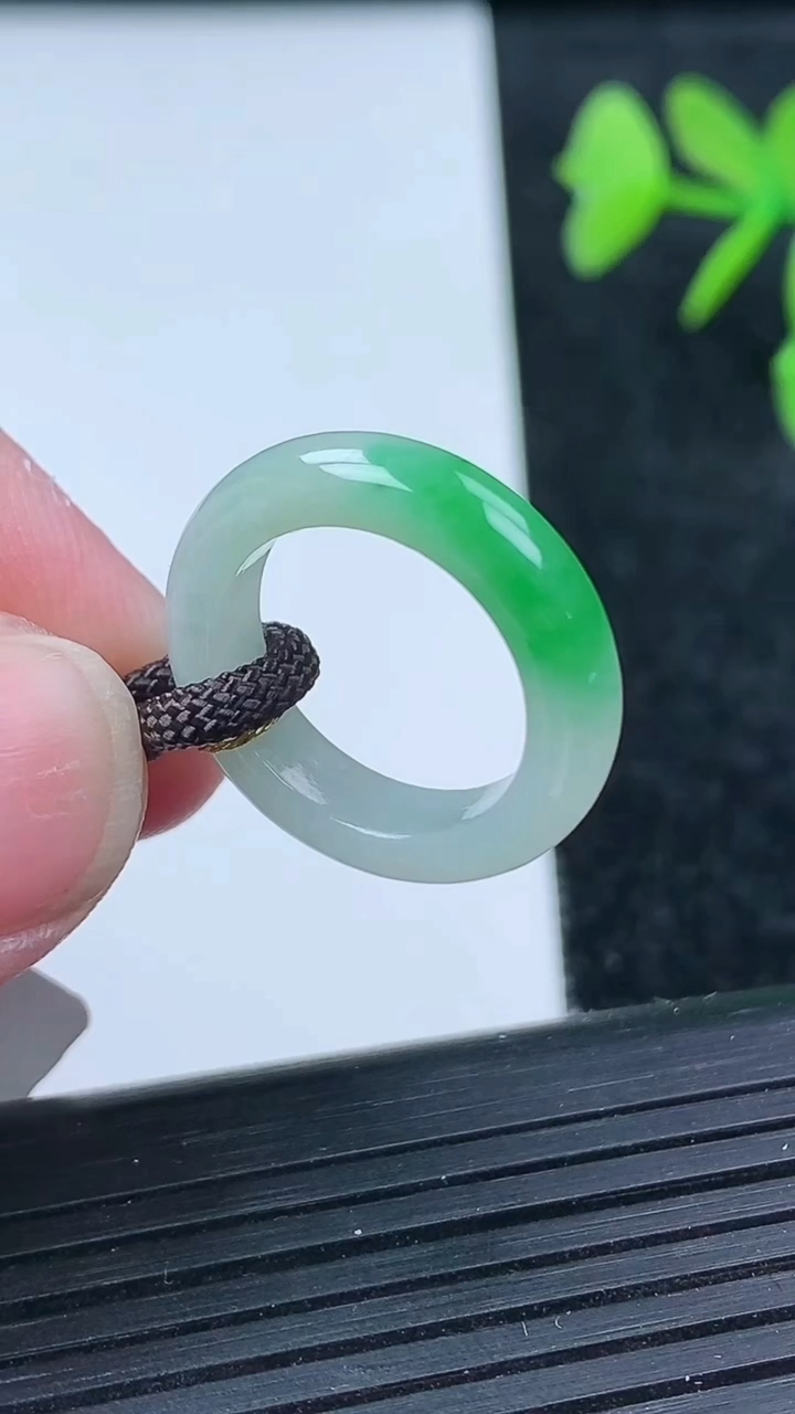 天然A货翡翠指环戒指尺寸14.5-4.4-3.2重量:2.51g2026年3月14日
工厂直销收藏佳