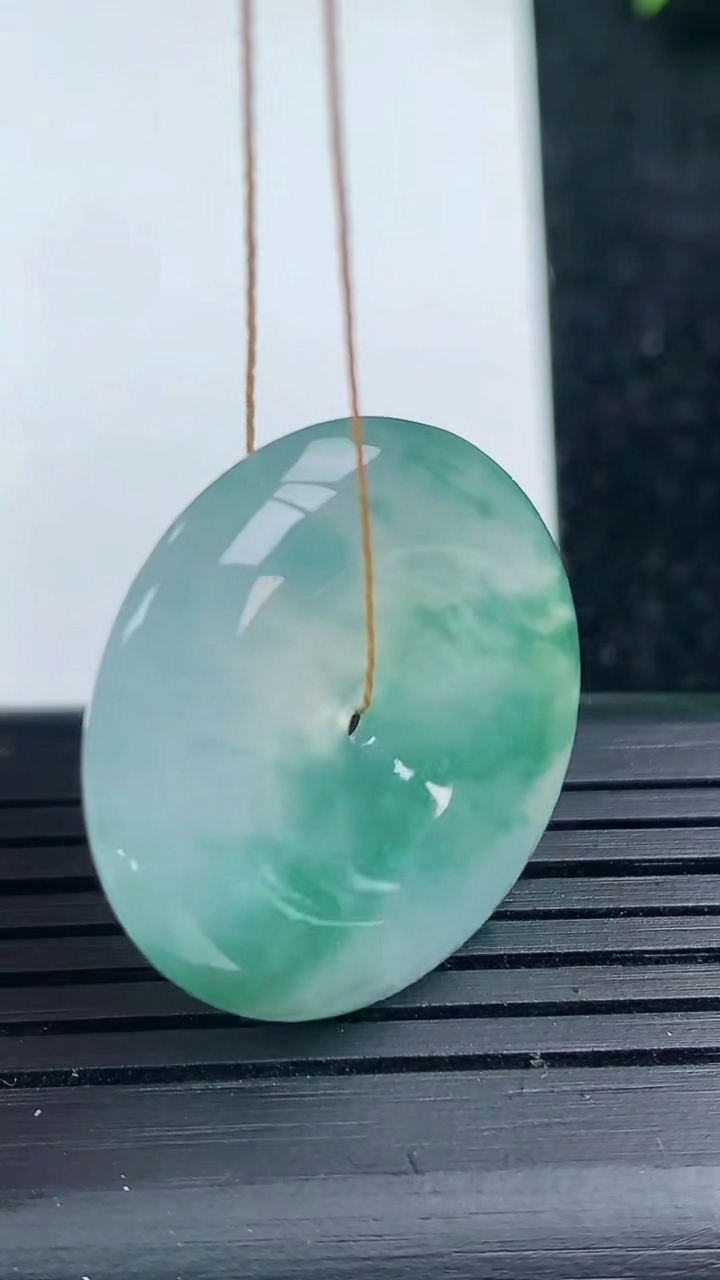 天然A货翡翠冰种飘花平安扣吊坠尺寸26.4-5.6重量:8.34g
3月14日