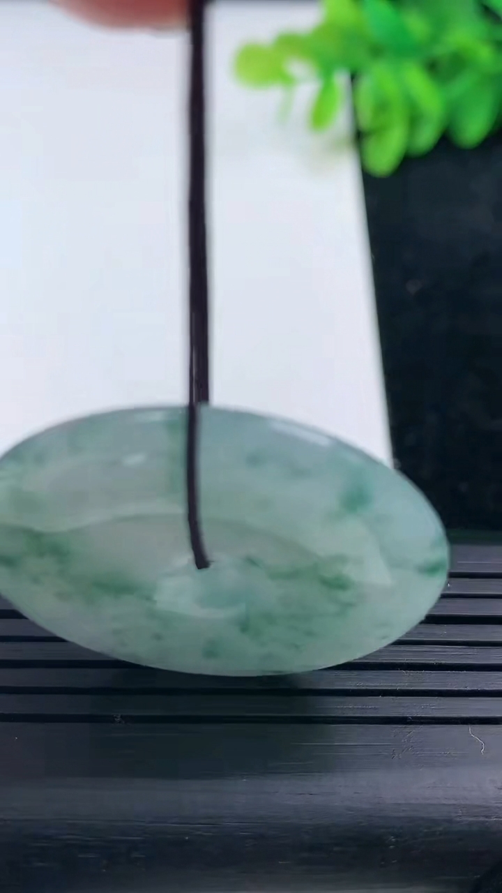 天然A货翡翠飘花平安扣吊坠尺寸34.6-4.5重量:12.53g
3月14日