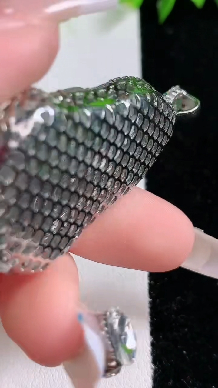 天然A货翡翠925银蓝水观音菩萨吊坠，尺寸52-28.8-12，重:12.64g
3月14日