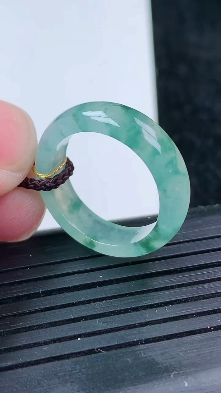 天然A货翡翠冰种飘花指环戒指尺寸17.2-5.4-2.7重量:3.05g2026年3月14日
工厂直