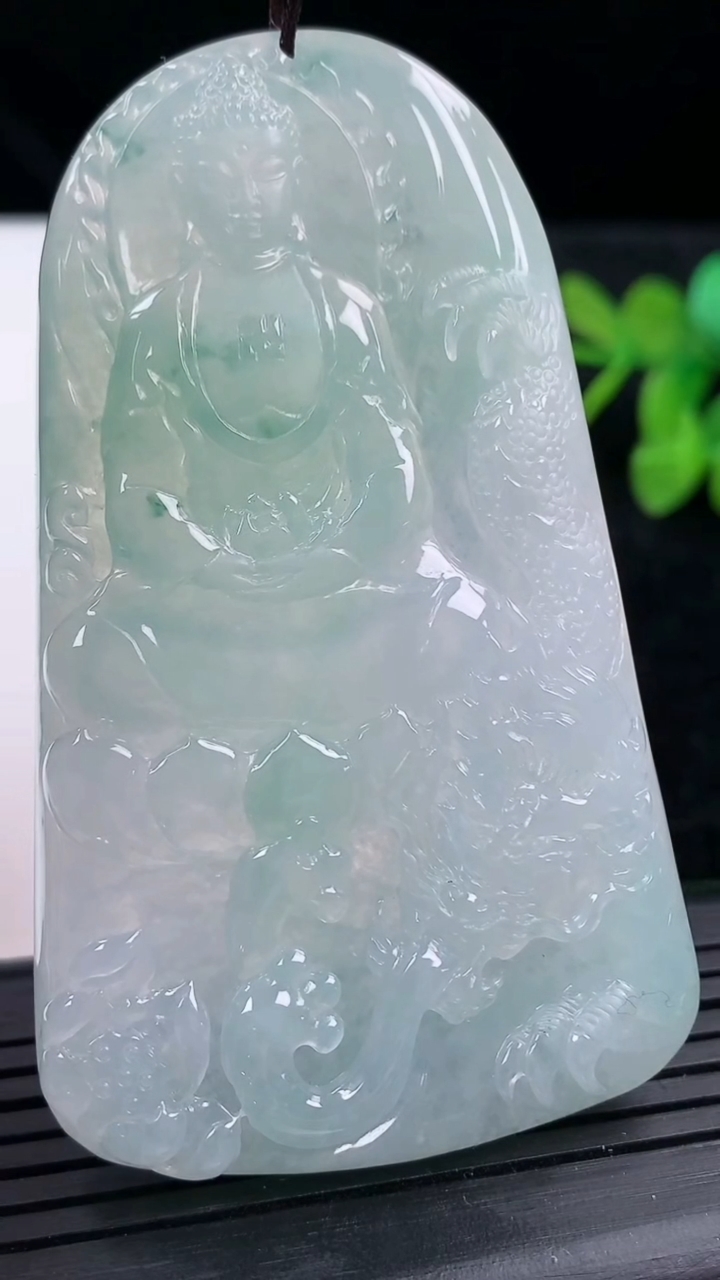 天然A货翡翠御龙大日如来吊坠尺寸71.7-42.7-5.2重量:40.42g
3月14日