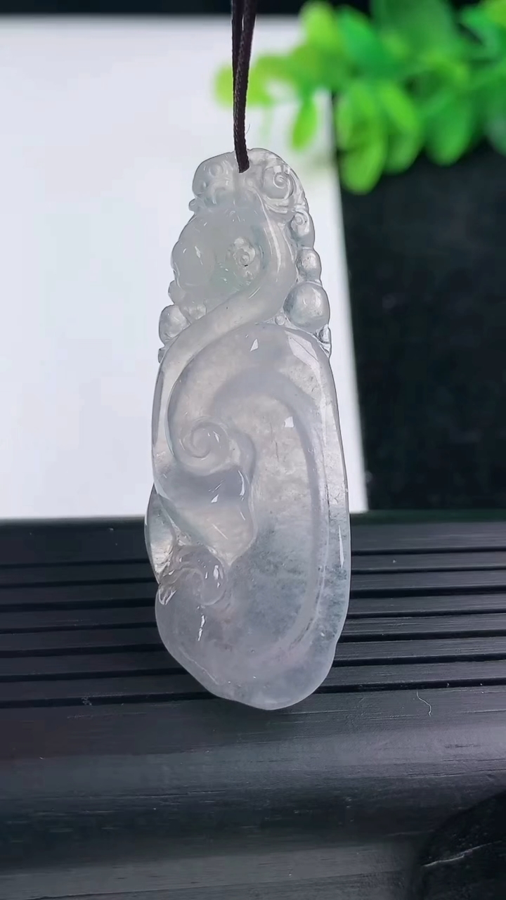 天然A货翡翠如意吊坠尺寸48.9-19.1-4.5重量:.7.49g
3月14日