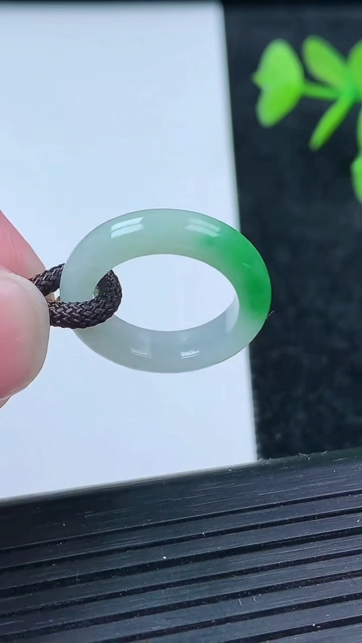 天然A货翡翠指环戒指尺寸14.5-4.4-3.2重量:2.51g2026年3月14日
工厂直销收藏佳品,种好水足，色泽均匀，有种有色，上手高大气！