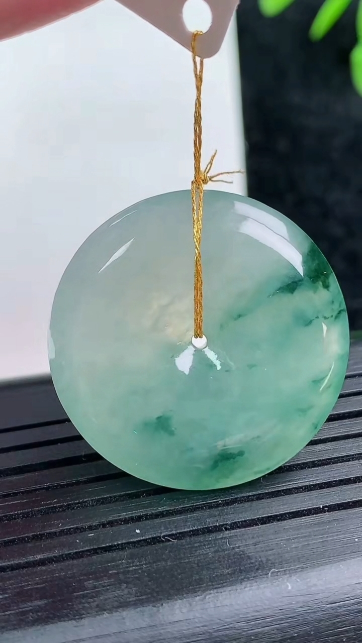 天然A货翡翠冰种飘花平安扣吊坠尺寸27.7-5.8重量:9.64g
3月14日