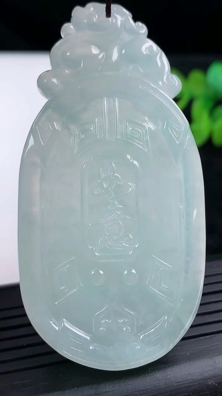 天然A货翡翠仿古无事牌吊坠尺寸70-35.5-6.3重量:34.94g
3月14日