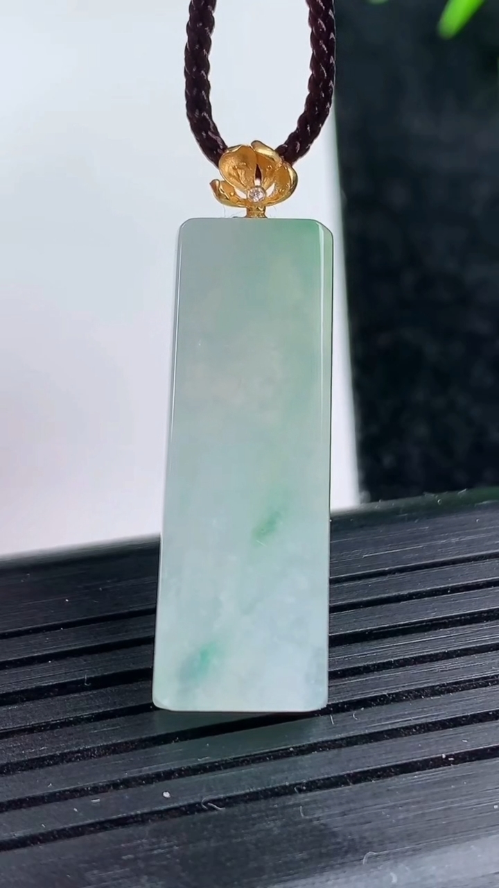 天然A货翡翠种飘花无事牌吊坠尺寸30.8-10.8-4.4重量:5.16g
3月14日