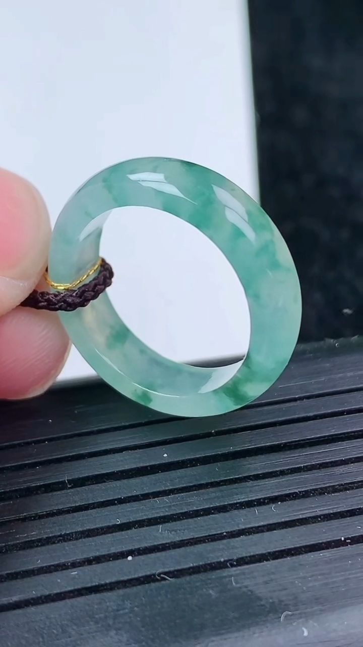 天然A货翡翠冰种飘花指环戒指尺寸17.2-5.4-2.7重量:3.05g2026年3月14日
工厂直