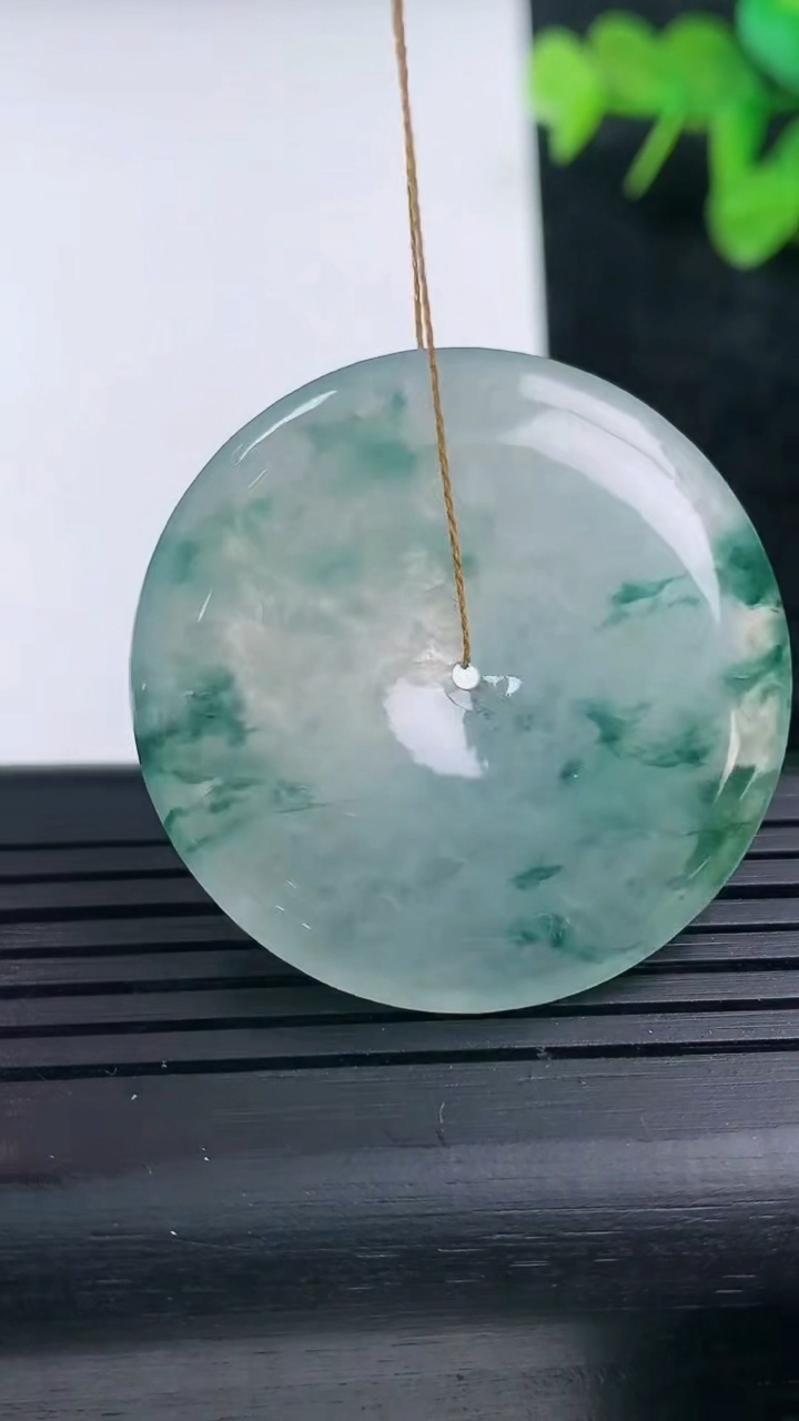 天然A货翡翠种飘花平安扣吊坠尺寸36.6-5.6重量:17.29g
3月14日