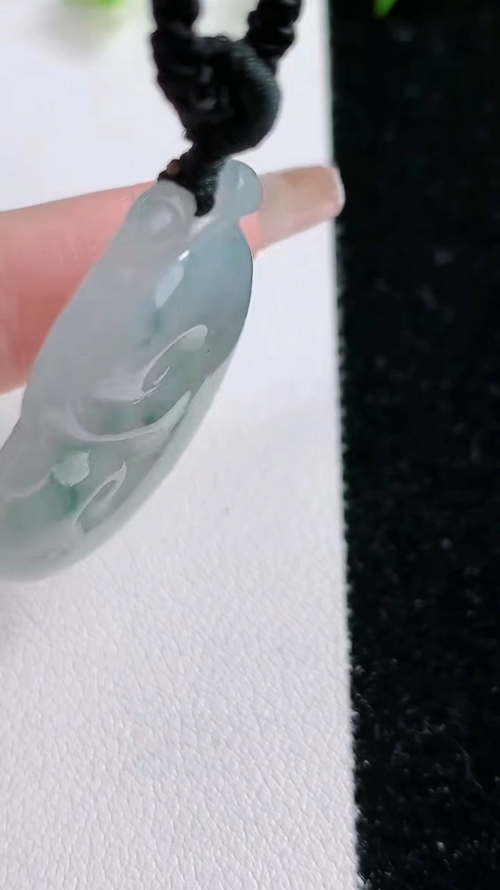 天然A货翡翠飘花如意吊坠，尺寸37.5-24-5.5，重:12.04g
3月14日