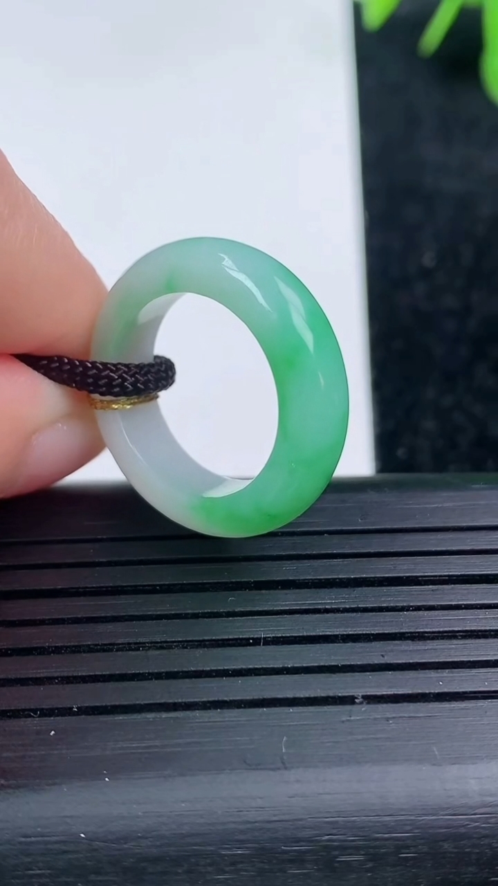 天然A货翡翠指环戒指尺寸15.7-5.5-3.7重量:3.81g2026年3月14日
工厂直销收藏佳