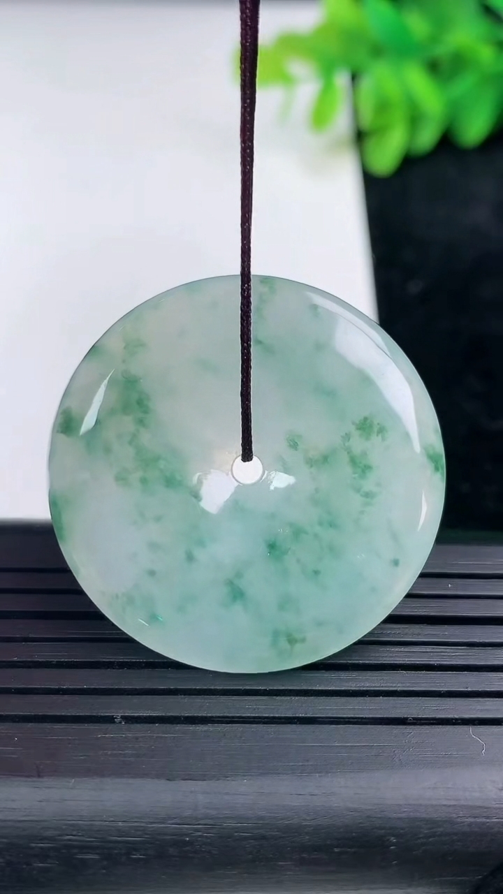 天然A货翡翠飘花平安扣吊坠尺寸34.6-4.5重量:12.53g
3月14日