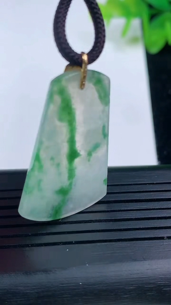 天然A货翡翠无事牌吊坠尺寸34.2-21.7-1.9重量:4.14g
3月14日