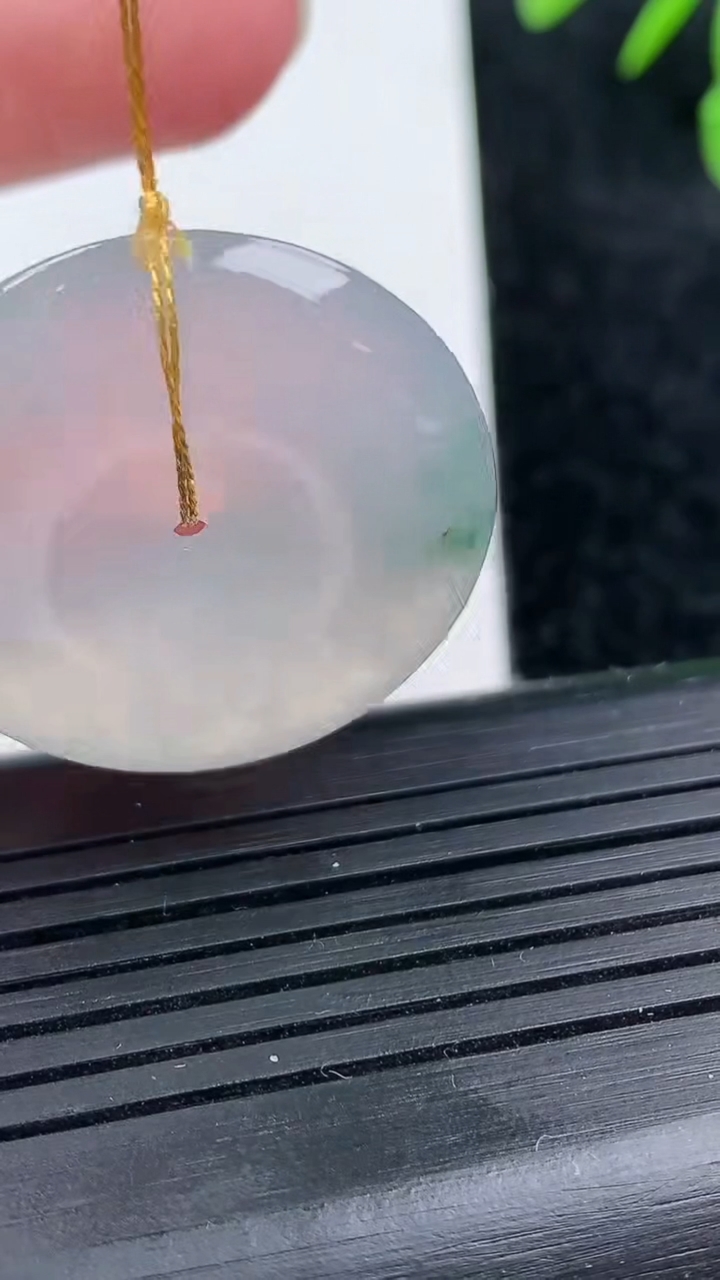 天然A货翡翠冰种飘花平安扣吊坠尺寸28.8-5.5重量:9.90g
3月14日