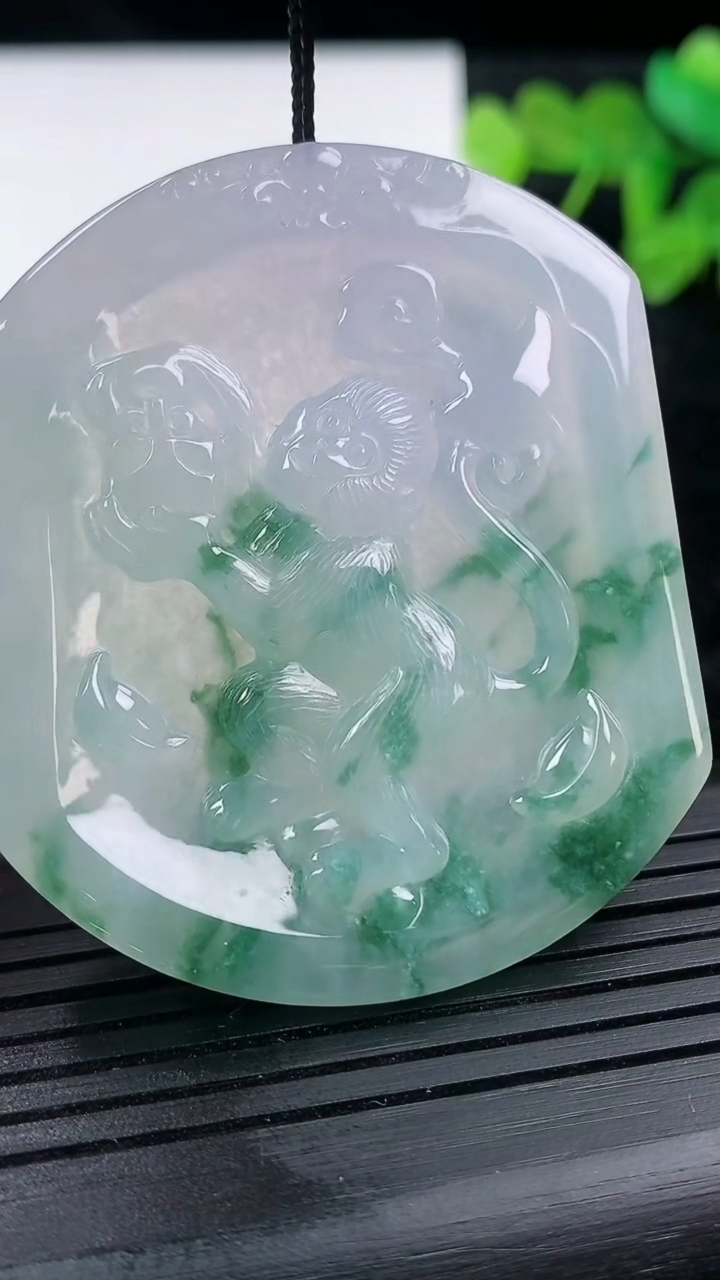 天然A货翡翠冰种飘花生肖猴吊坠尺寸51.1-42.9-4.6重量:26.82g
3月14日