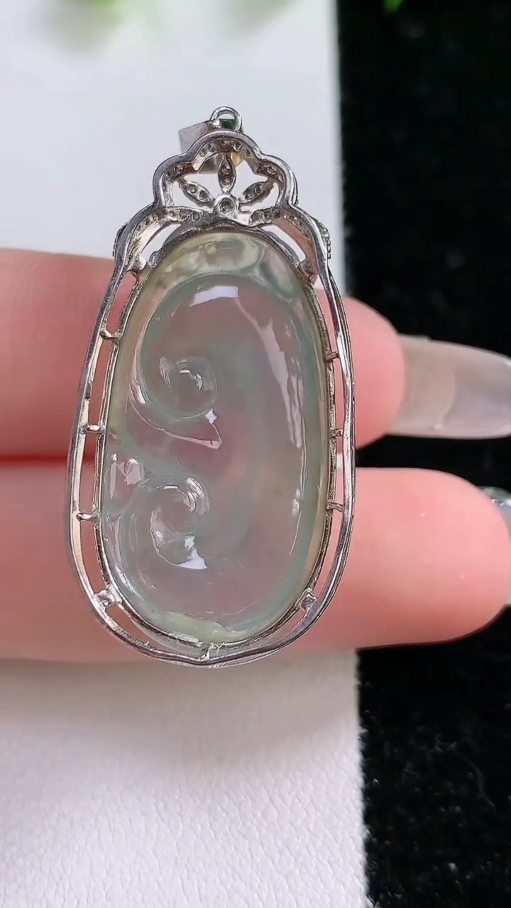 天然A货翡翠种白冰如意吊坠，尺寸26-17-5.3，重:6.22g
3月14日