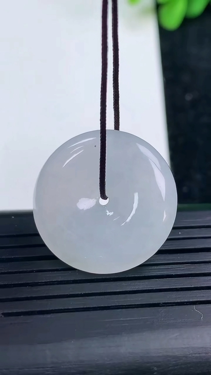 天然A货翡翠平安扣吊坠尺寸23.1-4.7重量:5.74g
3月14日