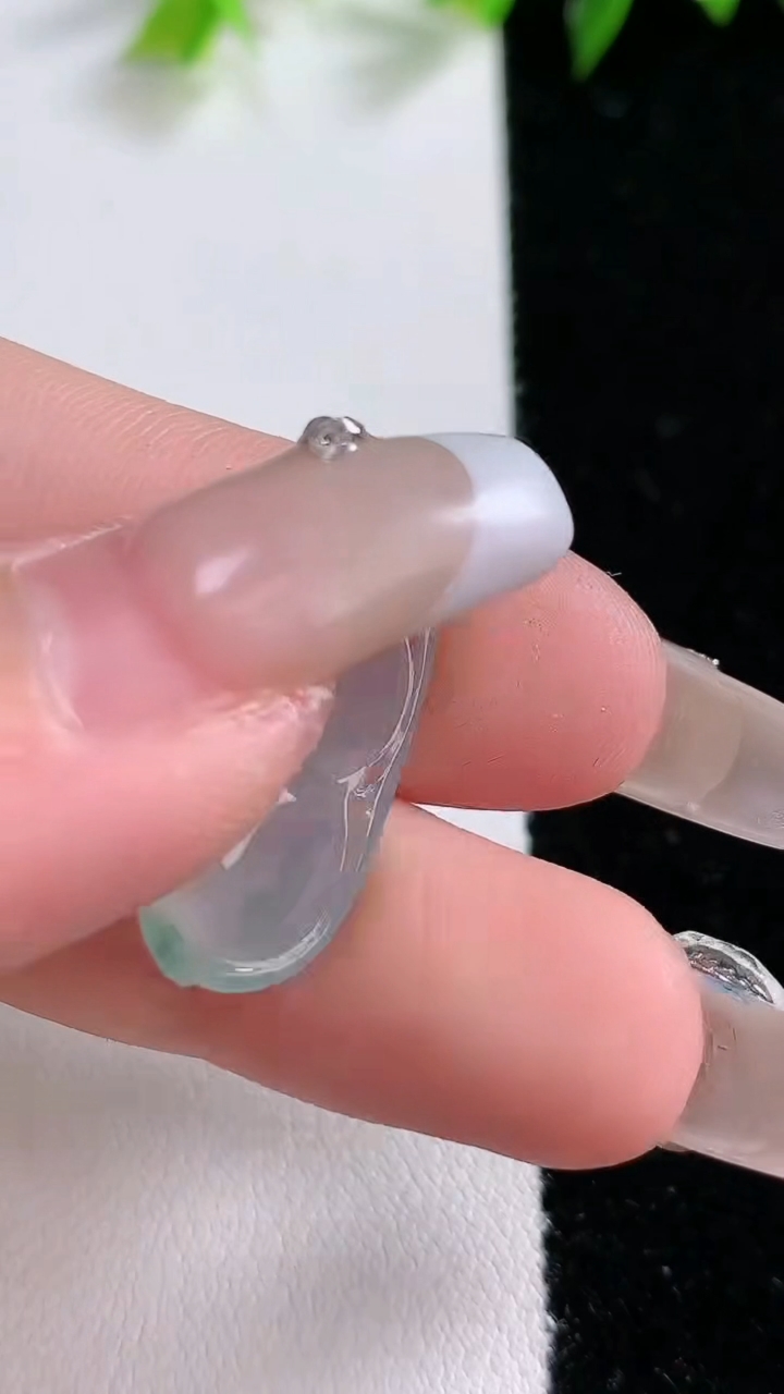 天然A货翡翠飘花福豆吊坠，尺寸26.5-10.3-5.3，重:2.34g
3月14日