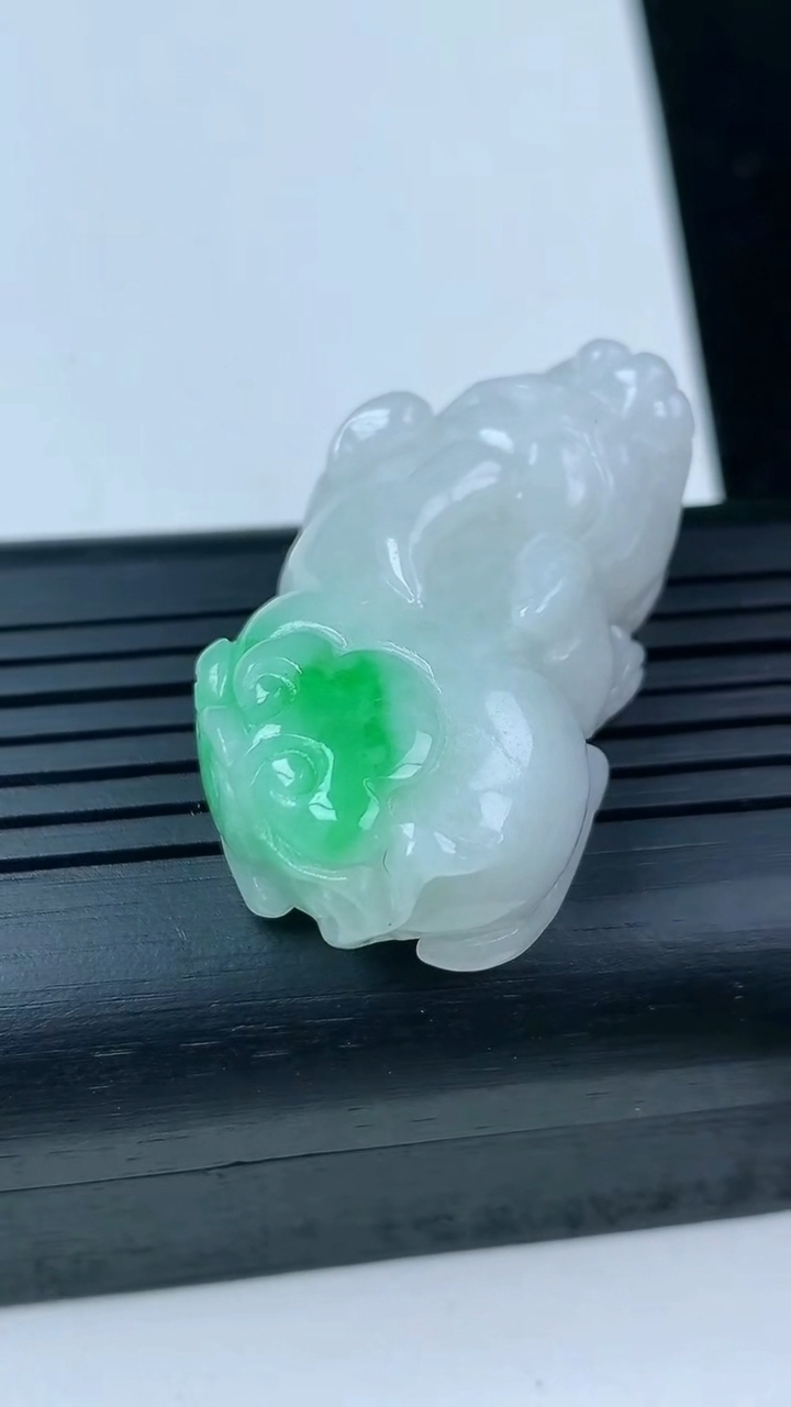 天然A货翡翠貔貅吊坠尺寸37.5-20.7-12.8重量:20.68g
3月14日