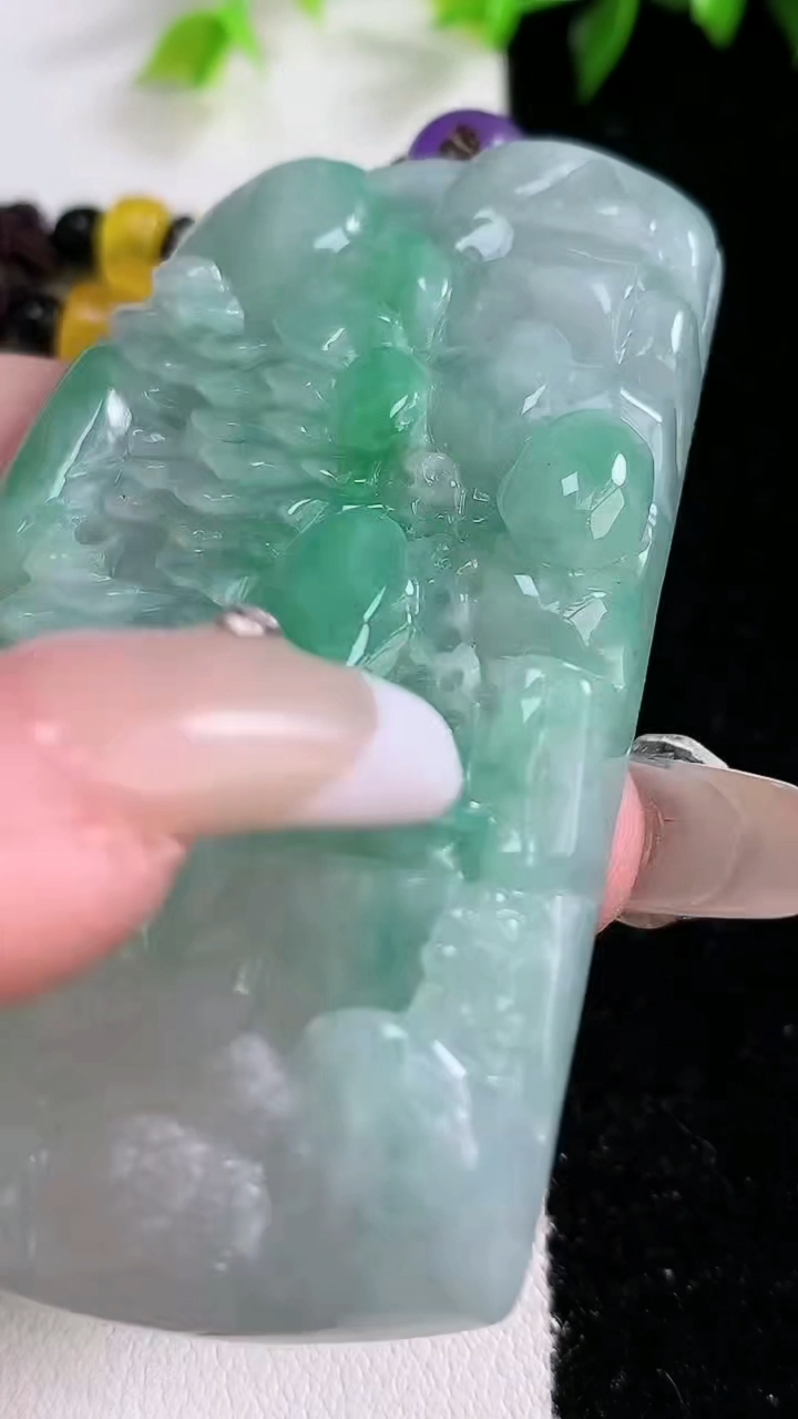 天然A货翡翠山水牌吊坠，尺寸66.2-44.5-9.7重:65.14g
3月14日