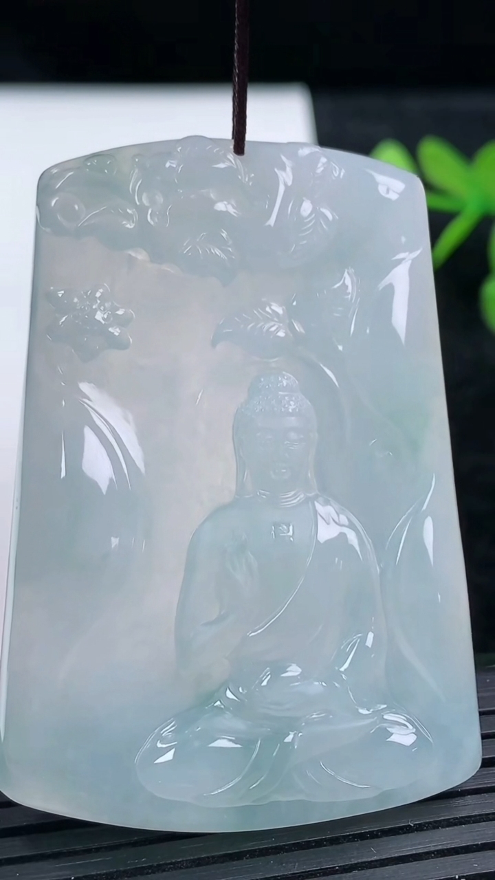 天然A货翡翠阿弥陀佛吊坠尺寸56-38.6-5重量:25.21g
3月14日