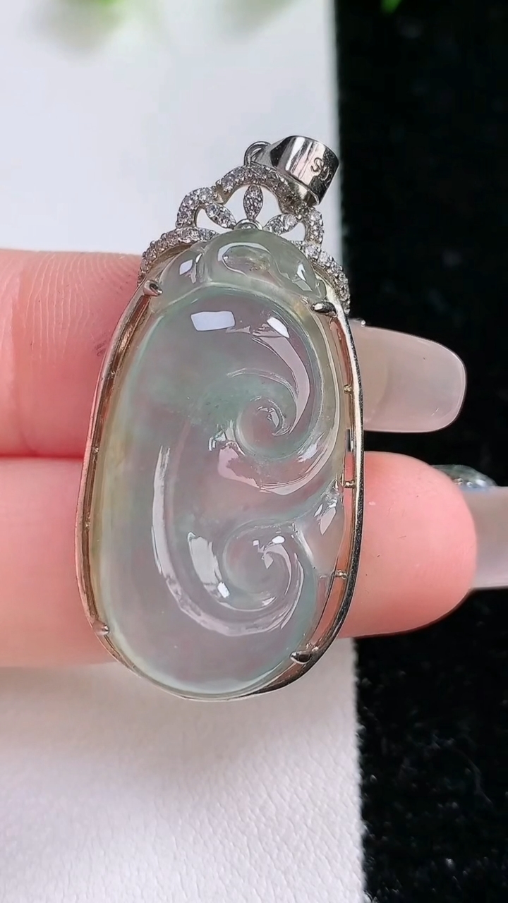 天然A货翡翠种白冰如意吊坠，尺寸26-17-5.3，重:6.22g
3月14日