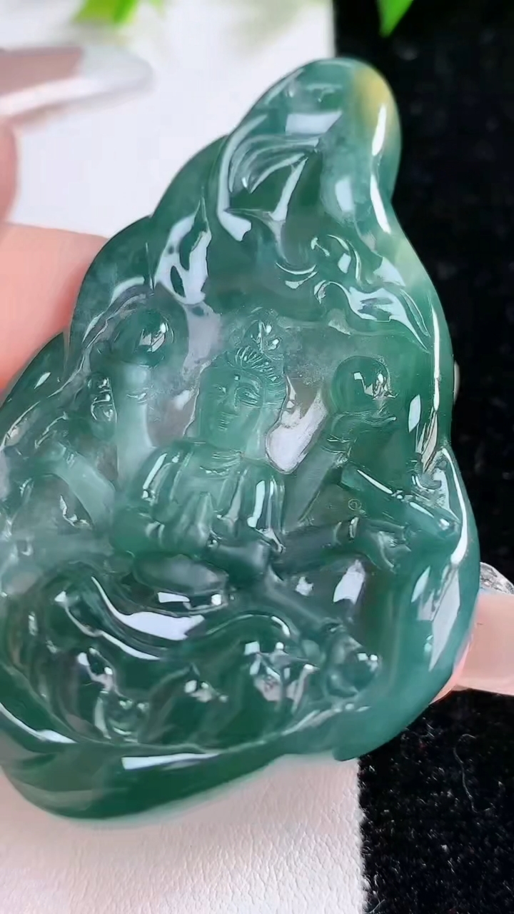 天然A货翡翠蓝水双彩千手观音吊坠，尺寸64-40-5.6，重:23.79g
3月14日