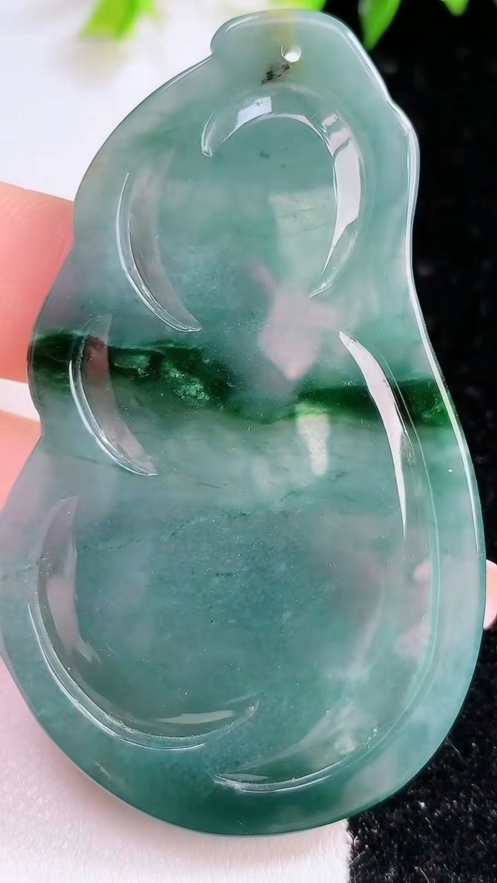 天然A货翡翠蓝水御龙观音菩萨吊坠，尺寸66.6-40-5，重:20.46g
3月14日