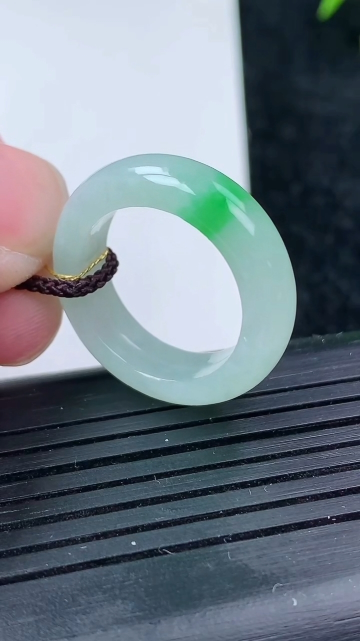 天然A货翡翠指环戒指尺寸173-5.9-3.6重量:4.14g2026年3月14日
工厂直销收藏佳品