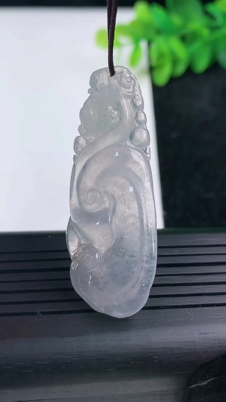 天然A货翡翠如意吊坠尺寸48.9-19.1-4.5重量:.7.49g
3月14日