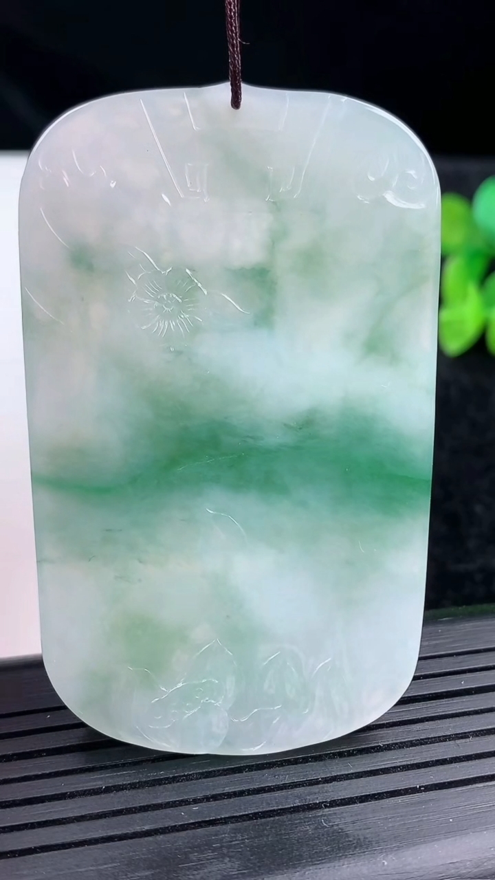 天然A货翡翠文殊菩萨吊坠尺寸64.4-40.3-4.8重量:33.30g
3月14日