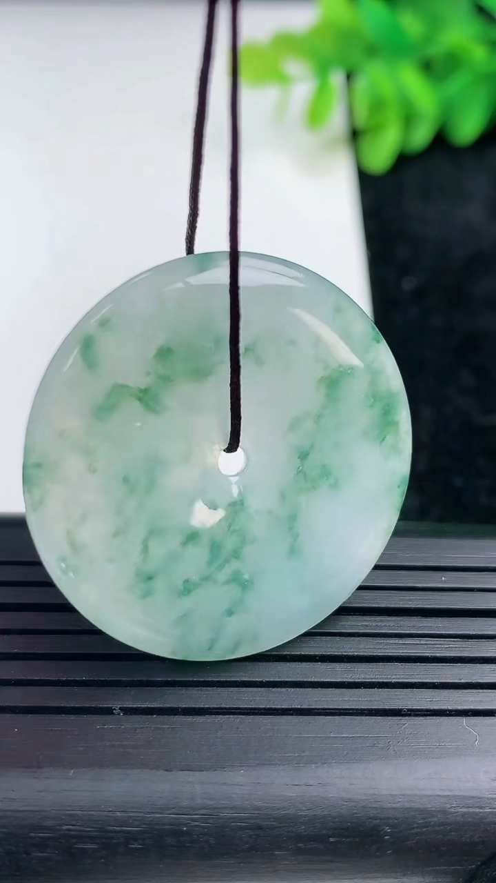 天然A货翡翠飘花平安扣吊坠尺寸34.6-4.5重量:12.53g
3月14日