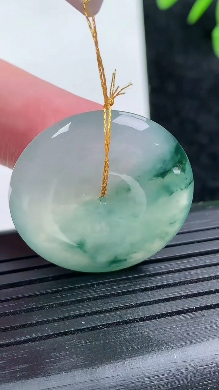 天然A货翡翠冰种飘花平安扣吊坠尺寸27.7-5.8重量:9.64g
3月14日