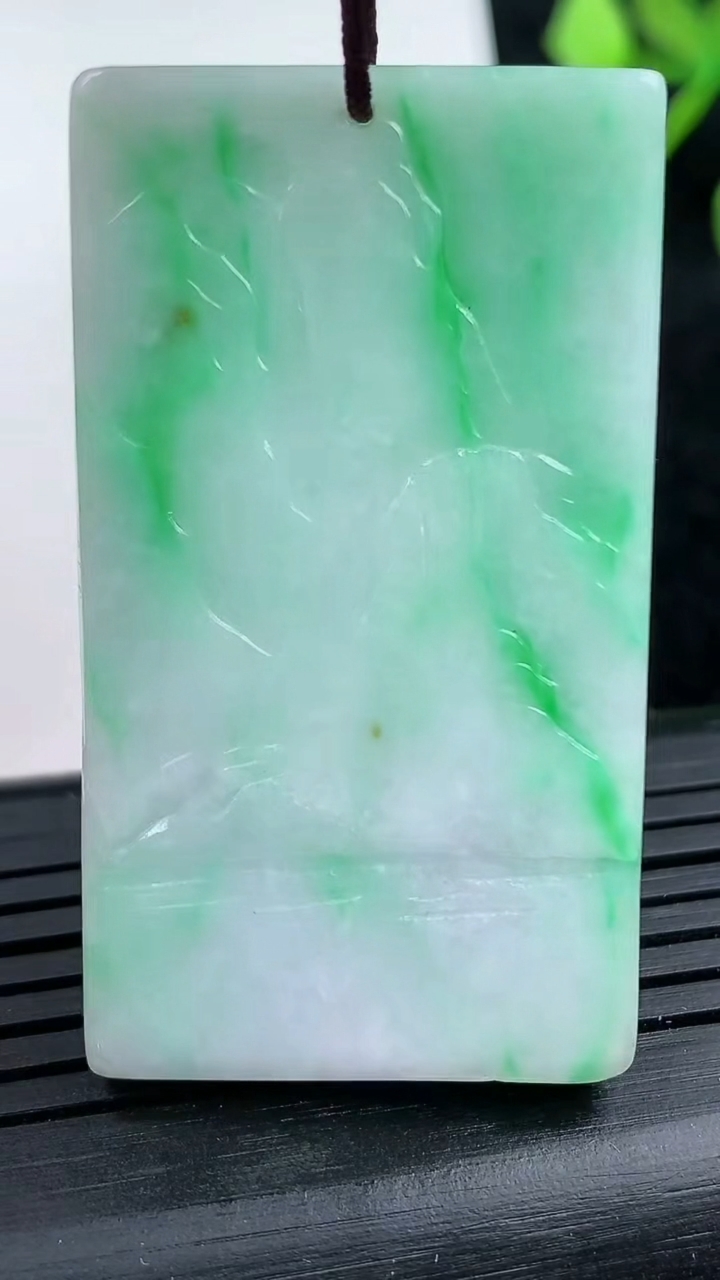 天然A货翡翠山水牌吊坠尺寸47.5-26.8-4.8重量:18.88g
3月14日