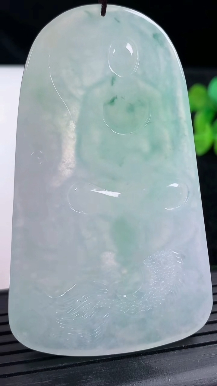 天然A货翡翠御龙大日如来吊坠尺寸71.7-42.7-5.2重量:40.42g
3月14日