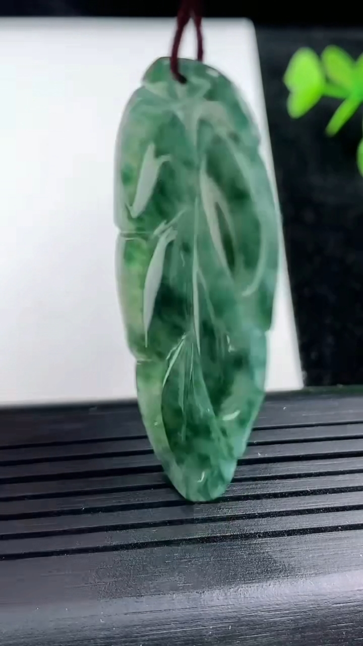天然A货翡翠飘花金枝玉叶 叶子吊坠尺寸52.1-23.4-3.4重量:7.45g
3月14日