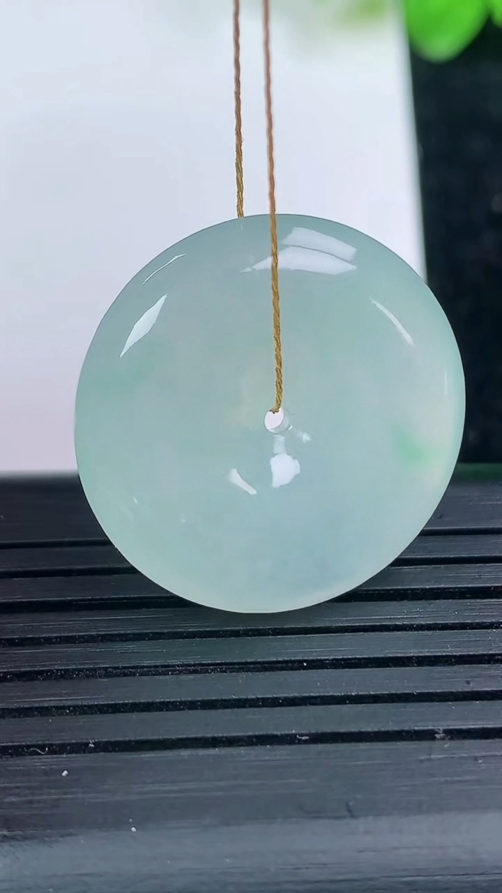 天然A货翡翠平安扣吊坠尺寸24.4-6.1重量:7.77g
3月14日